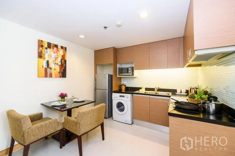 คอนโด ให้เช่าในKhlong Toei, Bangkok - ครัวเปิดสไตล์โมเดิร์น ตู้ลามิเนต เครื่องซักผ้า ไมโครเวฟ ตู้เย็น และโต๊ะทานอาหารสองที่