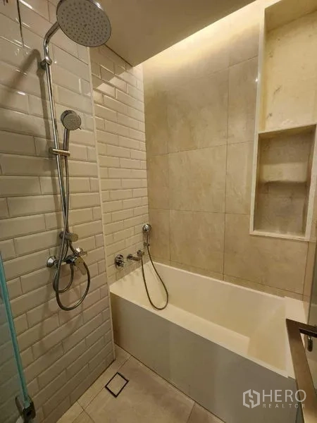 คอนโด ให้เช่าในKhlong Toei, Bangkok - ห้องน้ำสไตล์โมเดิร์นพร้อมอ่างอาบน้ำและฝักบัวเรนชาวเวอร์ ผนังอิฐขาว ในคอนโดย่านเอกมัย