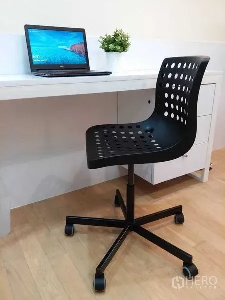 คอนโด ขายในWatthana, Bangkok - มุมทำงานมินิมอล โต๊ะบิลท์อินสีขาว เก้าอี้ล้อสีดำ และแล็ปท็อป.