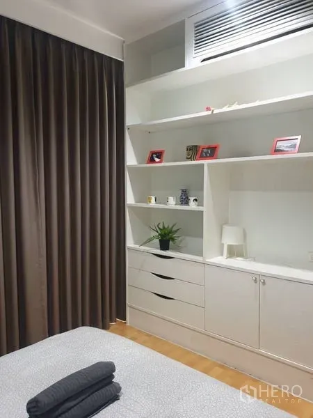 คอนโด ให้เช่าในKhlong Toei, Bangkok - มุมห้องนอนพร้อมตู้บิลท์อินสีขาว ลิ้นชัก และชั้นวางของตกแต่ง