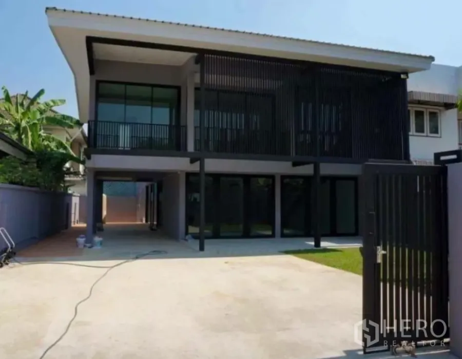 สำนักงานที่บ้าน ให้เช่าในLat Phrao, Bangkok - โฮมออฟฟิศสไตล์ลอฟต์สูง 2 ชั้น พร้อมประตูรั้วและลานจอดรถกว้าง