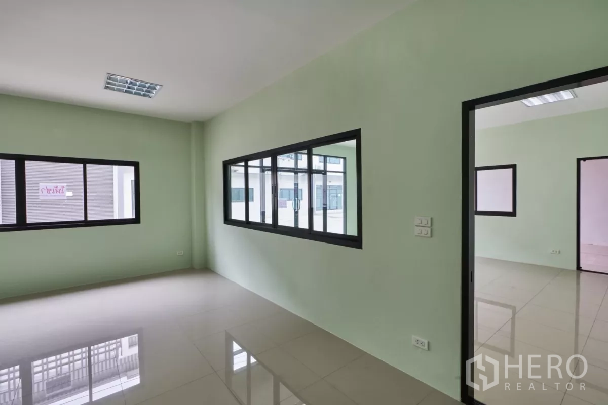 โรงงาน ให้เช่าในMueang Samut Sakhon, Samut Sakhon - โถงชั้นบนมีสกายไลท์ ทางขึ้นบันได และช่องกระจกมองพื้นที่ผลิต.