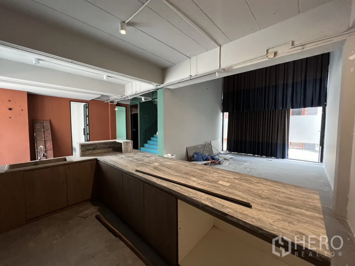 สำนักงานที่บ้าน ให้เช่าในPathum Wan, Bangkok - เคาน์เตอร์รูปตัวยู เปิดสู่โถงอเนกประสงค์พร้อมม่านทึบ