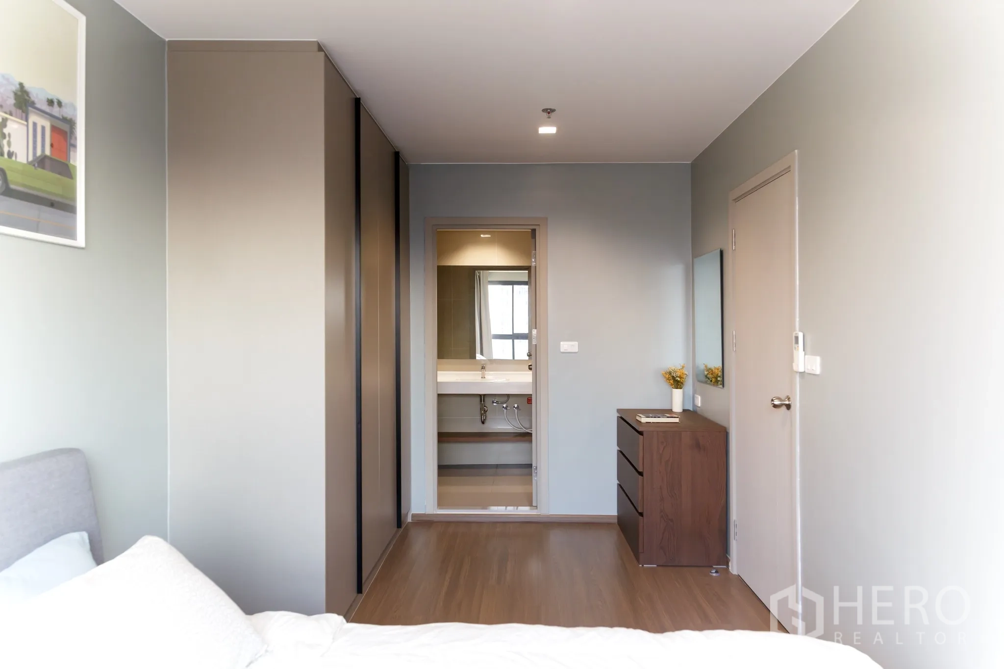 คอนโด for rent in Phra Khanong, Bangkok - ห้องนอนพร้อมตู้เสื้อผ้าบิลท์อิน โต๊ะลิ้นชัก และทางเข้าห้องน้ำในตัว