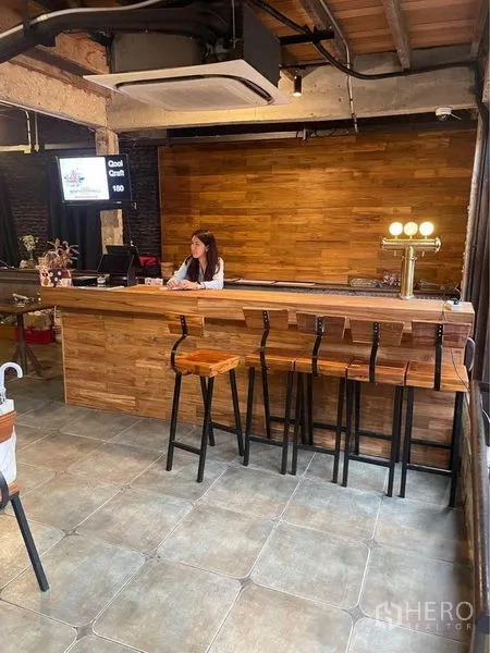 零售空间 出租在Phaya Thai, Bangkok - 木饰面吧台配高脚凳、啤酒龙头与吊顶空调，商铺即刻可用。