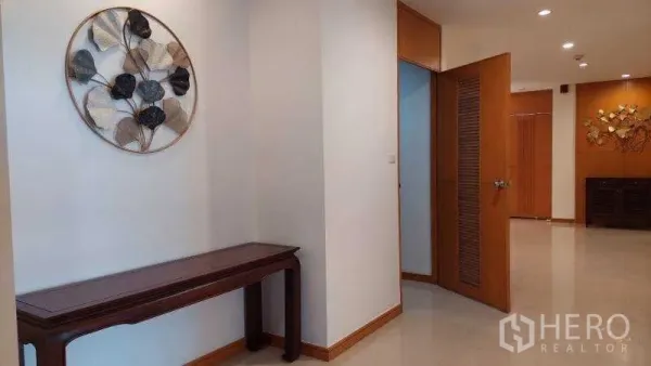 房间 出租 - 公寓走廊与入户区整洁，设有玄关桌与艺术墙饰。