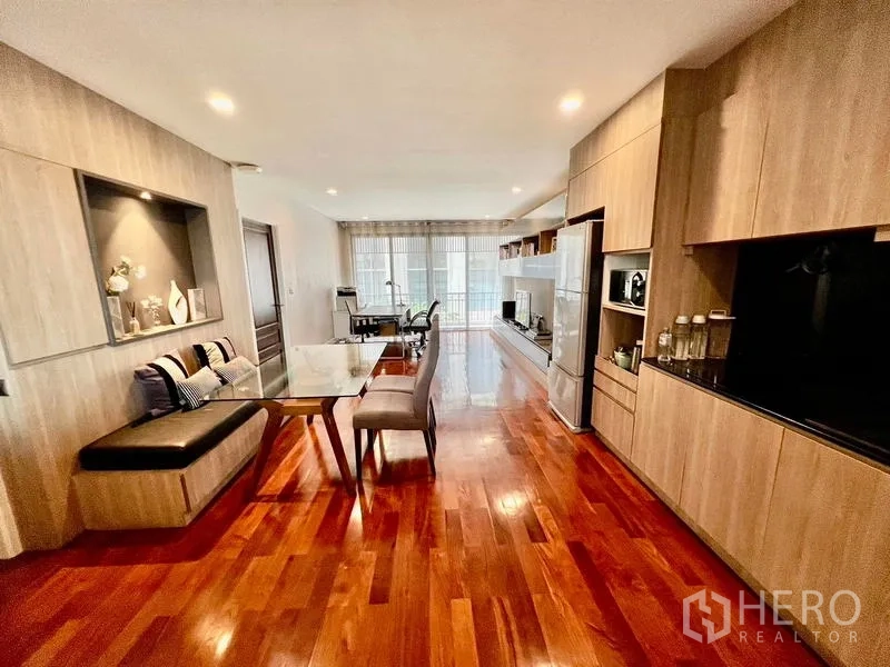 สำนักงานที่บ้าน ให้เช่าในKhlong Toei, Bangkok - มุมกว้างของพื้นที่นั่งเล่น โชว์แพนทรีครัว ชุดโต๊ะรับประทานอาหาร โต๊ะทำงาน และหน้าต่างขนาดใหญ่