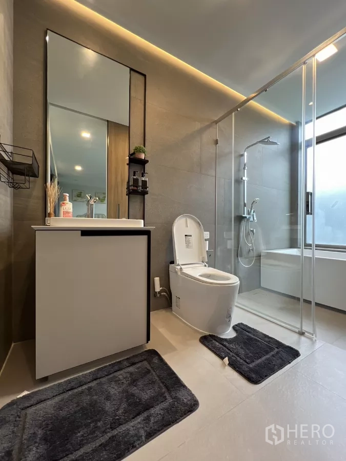 独立式住宅 出租在Saphan Sung, Bangkok - 时尚卫浴，洗手台、智能马桶与淋浴房