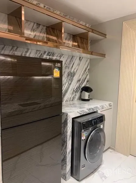 คอนโด ให้เช่าในWatthana, Bangkok - มุมครัวพร้อมตู้เย็นเงาและเครื่องซักผ้า ผนังลายหินอ่อน