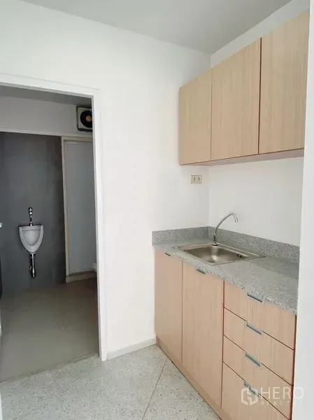 สำนักงาน ให้เช่าในChatuchak, Bangkok - แพนทรีพร้อมซิงก์และตู้เก็บของ ติดกับห้องน้ำภายในออฟฟิศ