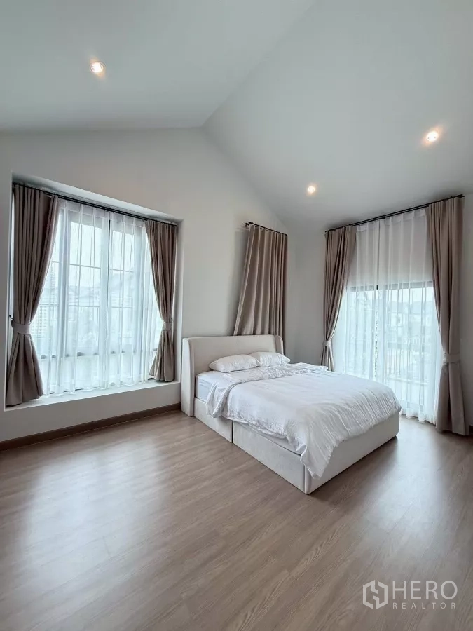 บ้าน ให้เช่าในLat Krabang, Bangkok - ห้องนอนใหญ่กว้าง เพดานสูง หน้าต่างมุมห้อง และเตียงควีนไซส์