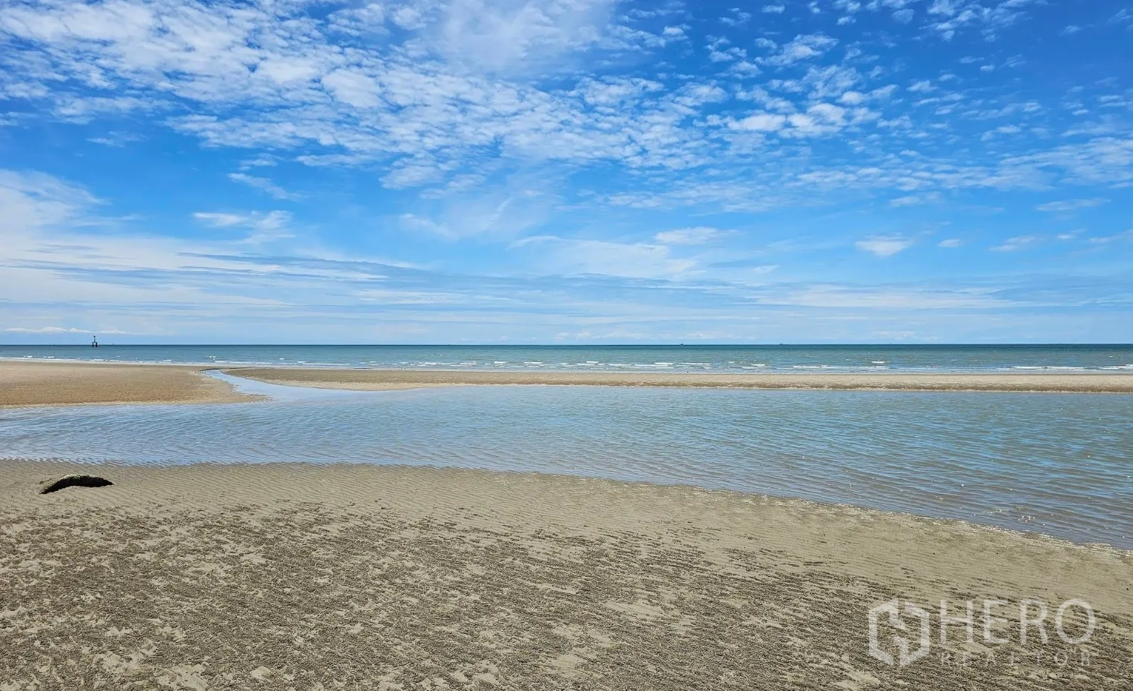Land for rent or sale in Ban Laem, Phetchaburi - Wide sandbar and shallow lagoon facing the open sea.