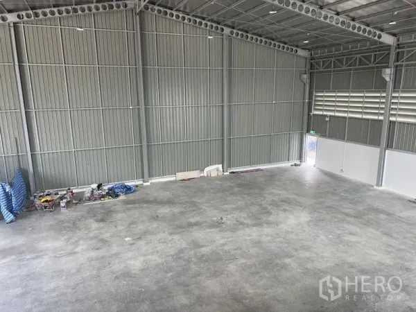 货栈 出租在Bang Sao Thong, Samut Prakan - 仓库内部空间开阔，钢结构高挑顶，混凝土地面，侧门出入口。