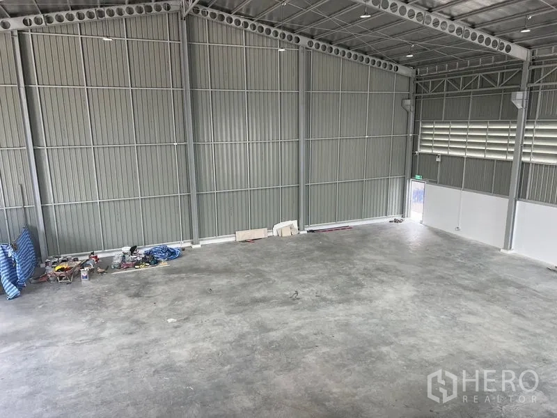 货栈 出租在Bang Sao Thong, Samut Prakan - 仓库内部空间开阔，钢结构高挑顶，混凝土地面，侧门出入口。