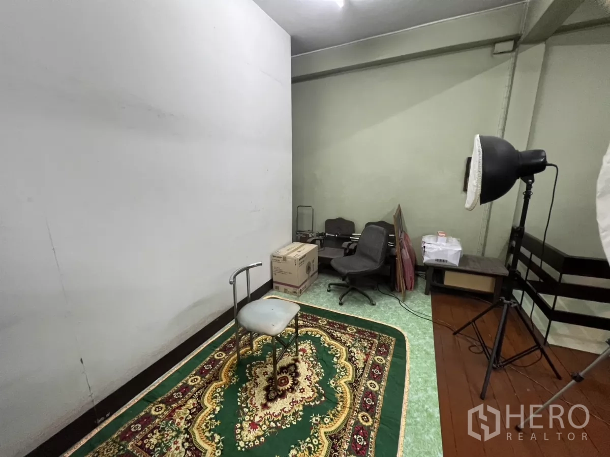 店屋 出租在Watthana, Bangkok - 拍摄背景角落，地毯、椅子和摄影灯