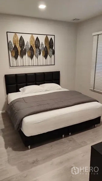 บ้าน ให้เช่าในPrawet, Bangkok - ห้องนอนแขกพร้อมหัวเตียงบุหนัง เครื่องนอน และภาพตกแต่งผนัง