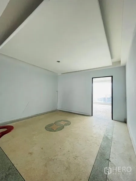 อาคารพาณิชย์ ให้เช่าในHuai Khwang, Bangkok - ห้องส่วนตัวพร้อมประตูเข้า พื้นเทอราซโซลายกราฟิก