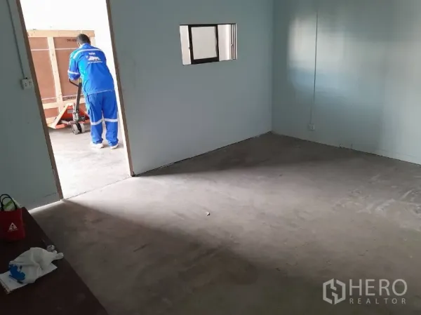 คลังสินค้า ให้เช่าในBang Phli, Samut Prakan - ห้องออฟฟิศภายในเปิดเชื่อมกับพื้นที่โกดัง มีรถแฮนด์ลิฟต์อยู่ใกล้ประตู