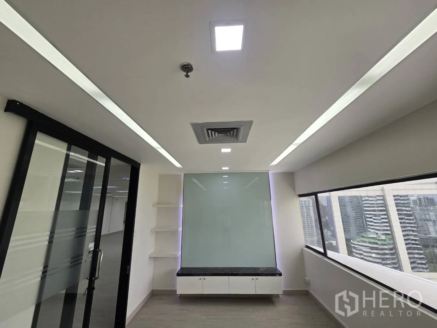 Office Space for rent in Khlong Toei, Bangkok - Bright meeting room with glass partition, long window city view, built-in cabinet and shelves.
