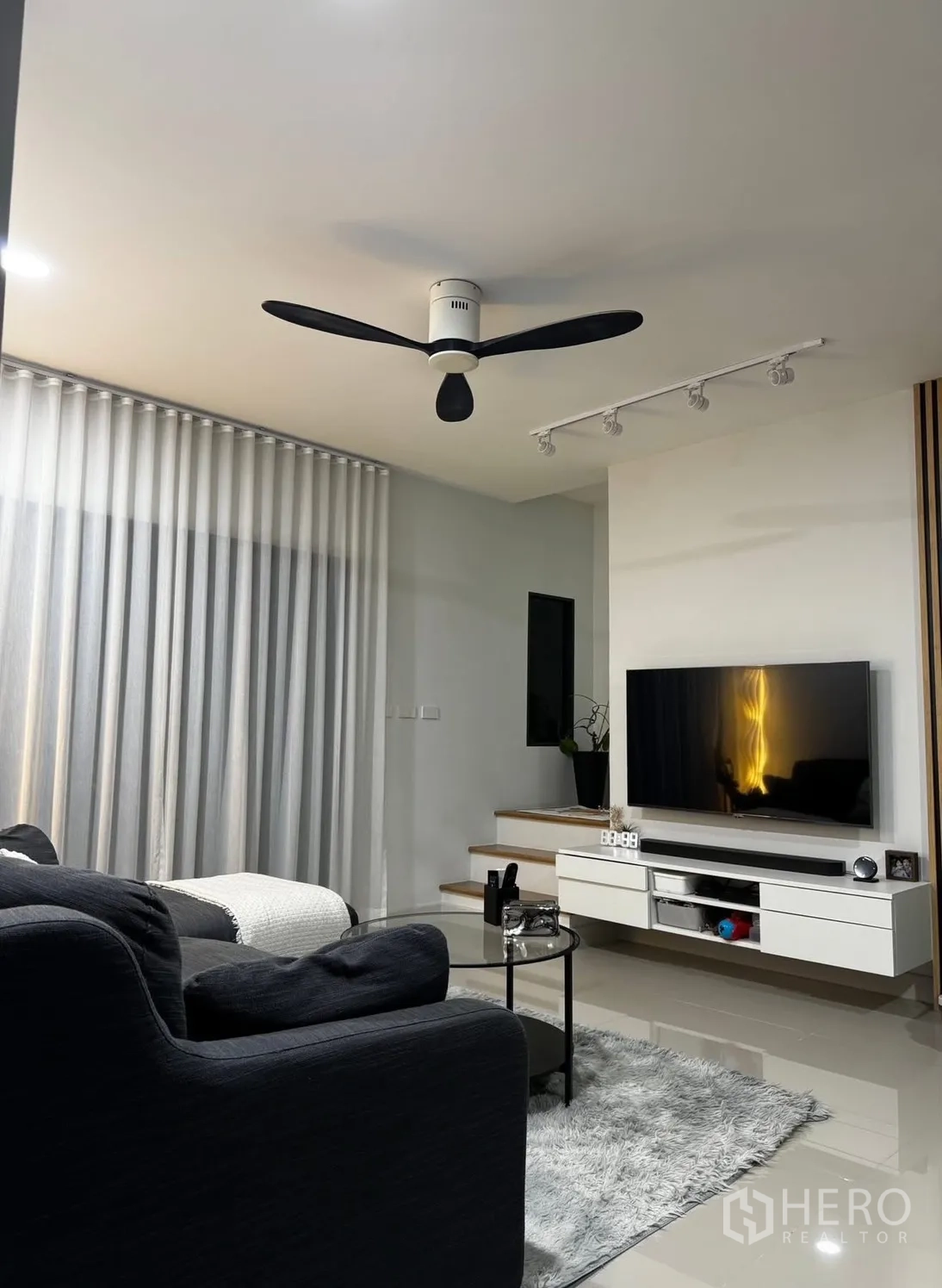 Townhouse for rent in Bang Phli, Samut Prakan - Two-storey townhouse exterior with covered carport and sliding doors.