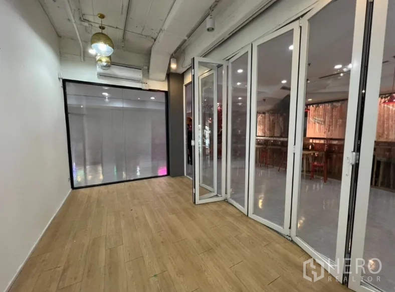 พื้นที่ขายของ for rent in Pathum Wan, Bangkok - พื้นที่ร้านค้าภายใน ประตูกระจกเปิดออกสู่ทางเดินในอาคาร เหมาะโชว์สินค้าและรับลูกค้า