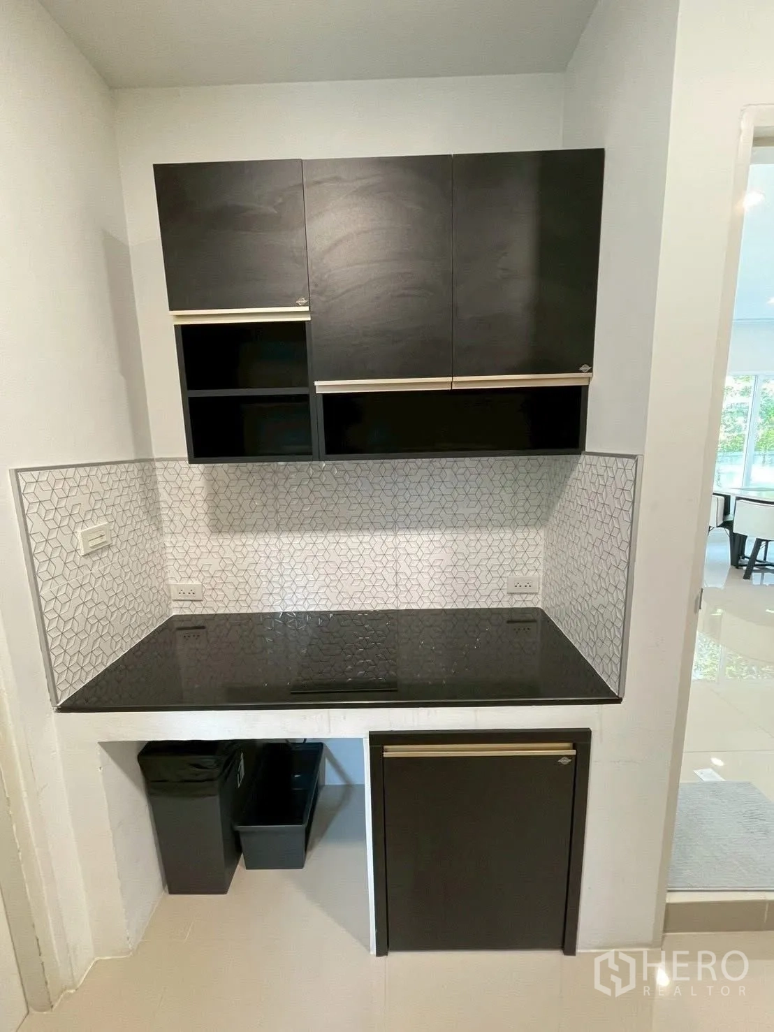 Detached House for rent in Prawet, Bangkok - Pantry station with black countertop, upper cabinets and cooktop niche.