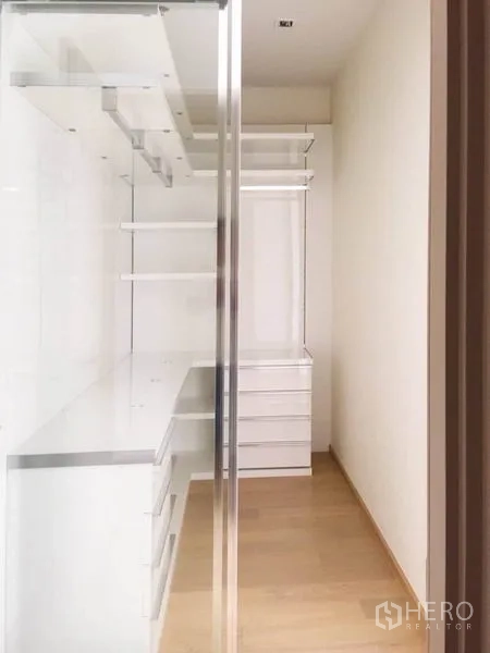 公寓 出租或出售在Watthana, Bangkok - 狭长更衣间，配抽屉、层架和挂衣杆。