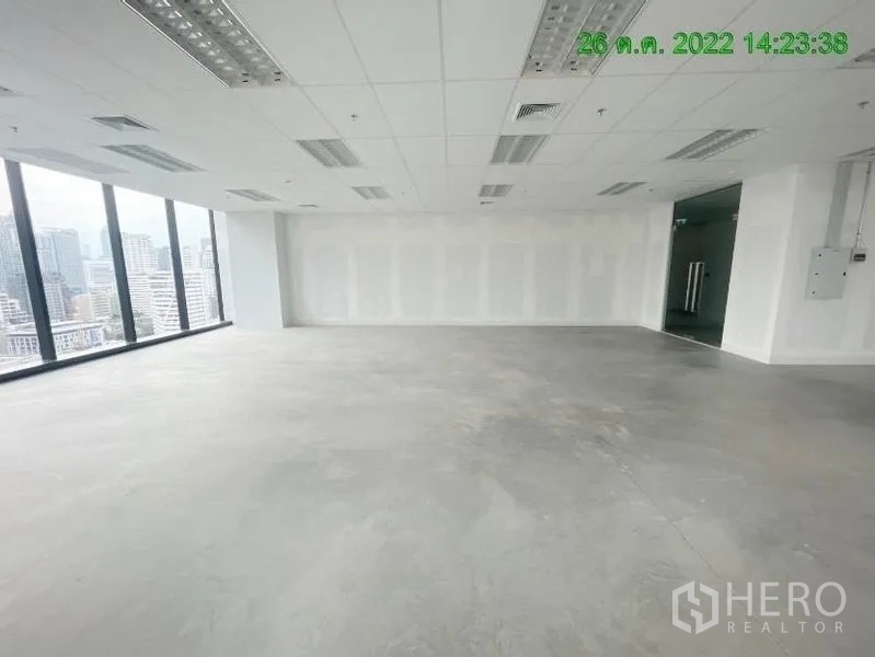 สำนักงาน ให้เช่าในRatchathewi, Bangkok - พื้นที่สำนักงานโล่งสว่าง กระจกเต็มผนัง เพดานฝ้าพร้อมโคมไฟ มองเห็นวิวเมืองกรุงเทพฯ