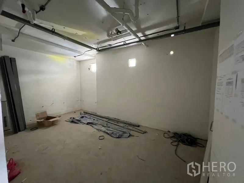 零售空间 出租在Watthana, Bangkok - 可作仓储或办公室的毛坯房，已布置基础管线。