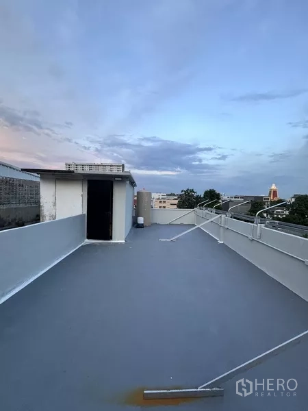 อาคารพาณิชย์ ให้เช่า - ดาดฟ้ากว้างพร้อมประตูทางขึ้น ช่วงพลบค่ำบนอาคารพาณิชย์