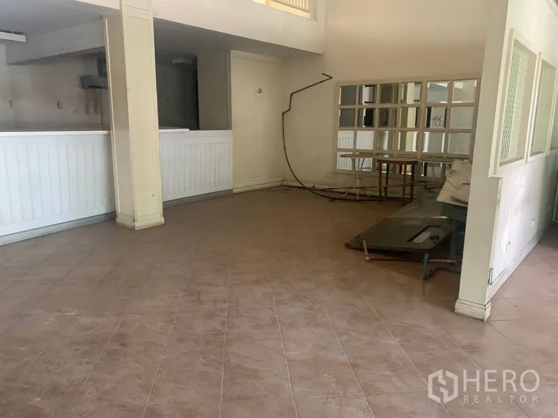 อาคารพาณิชย์ ให้เช่าในWatthana, Bangkok - พื้นที่ชั้นล่างแบบโอเพ่นสเปซ ปูกระเบื้อง ผนังกระจกเงา และเคาน์เตอร์บริการ