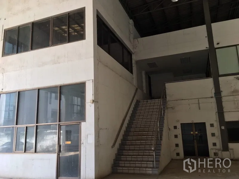 货栈 出租或出售在Bang Kapi, Bangkok - 通往夹层办公室的楼梯与玻璃隔断空间。