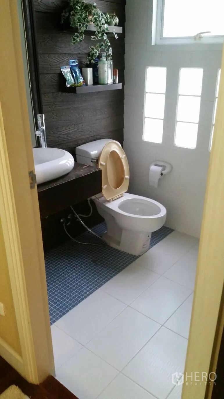 บ้าน ให้เช่าในLat Krabang, Bangkok - ห้องน้ำสว่าง พร้อมโถสุขภัณฑ์ อ่างล้างหน้าแบบวางบนเคาน์เตอร์ และผนังไม้โทนเข้ม