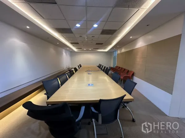 สำนักงาน ให้เช่าในWatthana, Bangkok - ห้องประชุมยาว โต๊ะไม้ขนาดใหญ่และเก้าอี้สีดำ