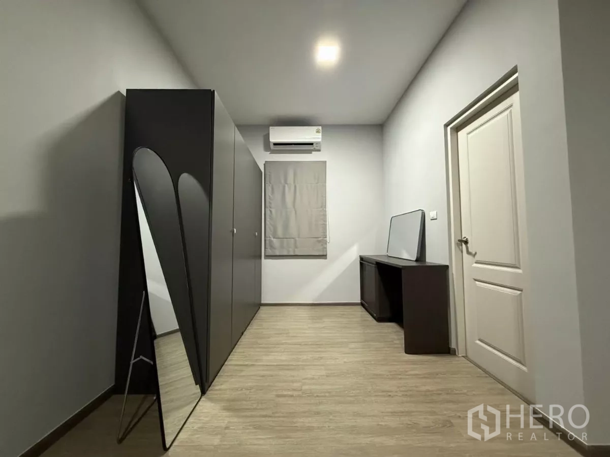 Detached House for rent in Bang Phli, Samut Prakan - Spacious dressing room or third bedroom with wardrobe, desk and floor mirror.