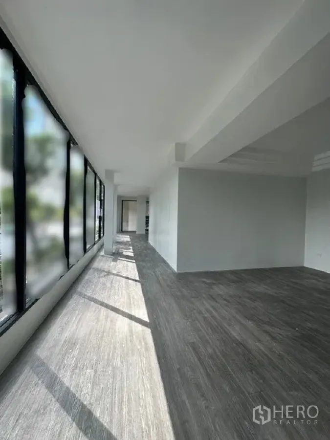 พื้นที่ขายปลีก ให้เช่าในBang Rak, Bangkok - พื้นที่ค้าปลีกโปร่งสว่าง มีหน้าต่างกระจกบานยาวและพื้นลายไม้สีเทา.