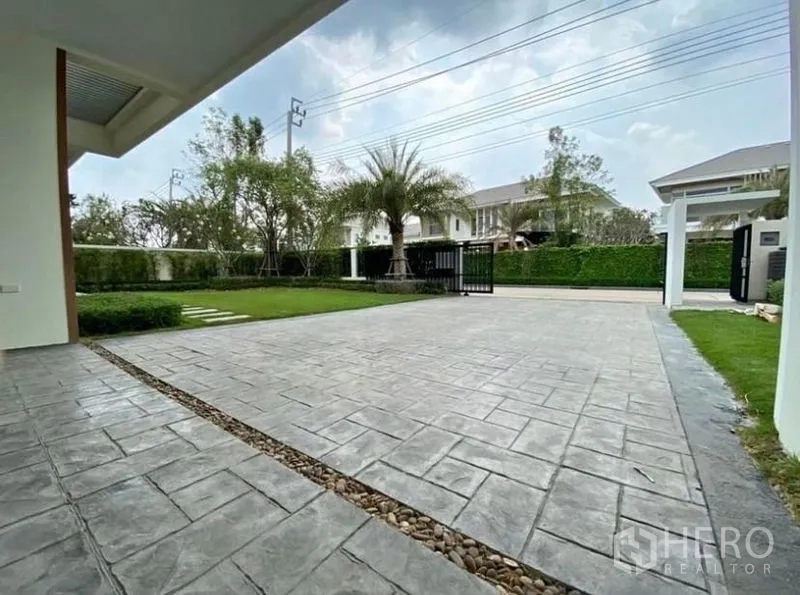 บ้าน ให้เช่าในLat Krabang, Bangkok - ทางเข้าและลานจอดรถคอนกรีตพิมพ์ลาย พร้อมสนามหญ้าหน้าบ้าน