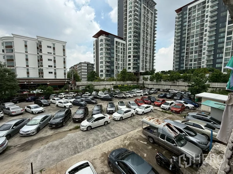 อาคารพาณิชย์ ให้เช่า - มุมมองลานจอดรถขนาดใหญ่และคอนโดโดยรอบ ใกล้ BTS ปุณณวิถี
