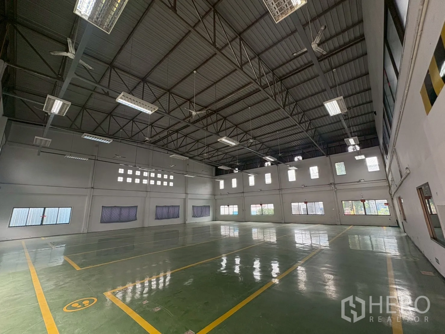 คลังสินค้า for rent in Phra Khanong, Bangkok - มุมกว้างพื้นที่ทำงาน เพดานติดพัดลมและไฟ LED พร้อมหน้าต่างสูง.