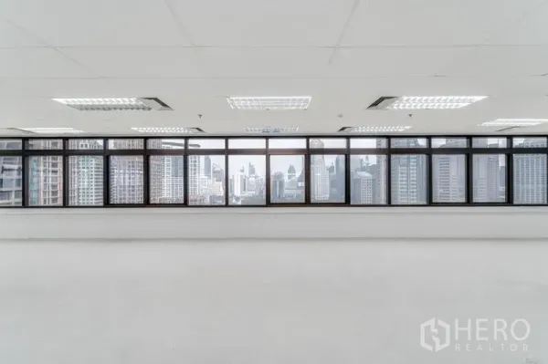 办公空间 出租在Pathum Wan, Bangkok - 明亮的开放式办公室，整排窗户俯瞰曼谷天际线