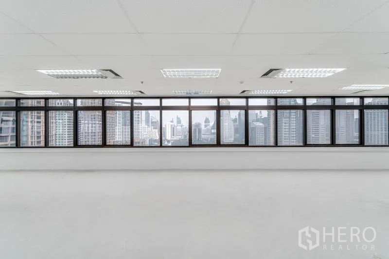 办公空间 出租在Pathum Wan, Bangkok - 明亮的开放式办公室，整排窗户俯瞰曼谷天际线