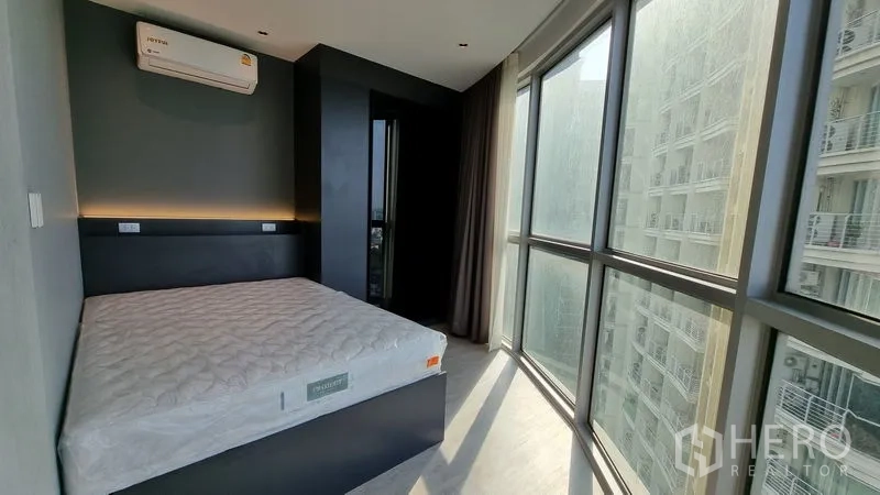 คอนโด ขายในWatthana, Bangkok - ห้องนอนมีหน้าต่างบานใหญ่ เตียงบิลท์อิน และเครื่องปรับอากาศติดผนัง