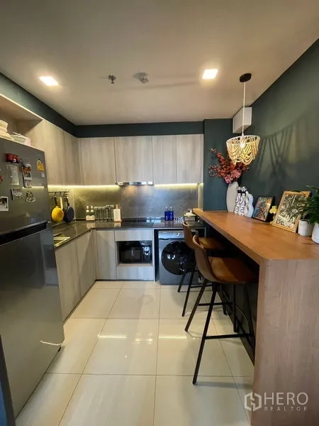 คอนโด ขาย - ครัวพร้อมเคาน์เตอร์บาร์ ไฟแขวน และเครื่องใช้ไฟฟ้าบิวท์อิน รวมเตาอบและเครื่องซักผ้า