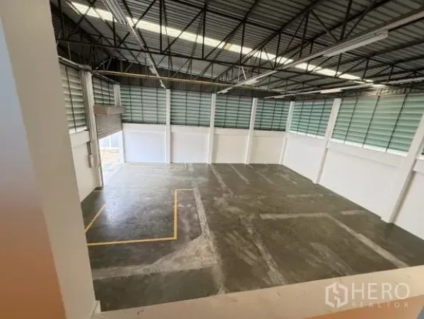 โรงงาน ขายในThanyaburi, Pathum Thani - พื้นที่โกดังเพดานสูง โครงหลังคาเหล็ก มีสกายไลท์และช่องลม ผิวพื้นคอนกรีตขัดมันมีเส้นกำหนดจุดขนถ่าย