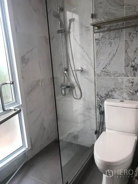 คอนโด for ในWatthana, Bangkok - ห้องน้ำสมัยใหม่พร้อมห้องอาบน้ำกระจก โถสุขภัณฑ์ และหน้าต่างรับแสงธรรมชาติ