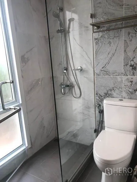 คอนโด for ในWatthana, Bangkok - ห้องน้ำสมัยใหม่พร้อมห้องอาบน้ำกระจก โถสุขภัณฑ์ และหน้าต่างรับแสงธรรมชาติ