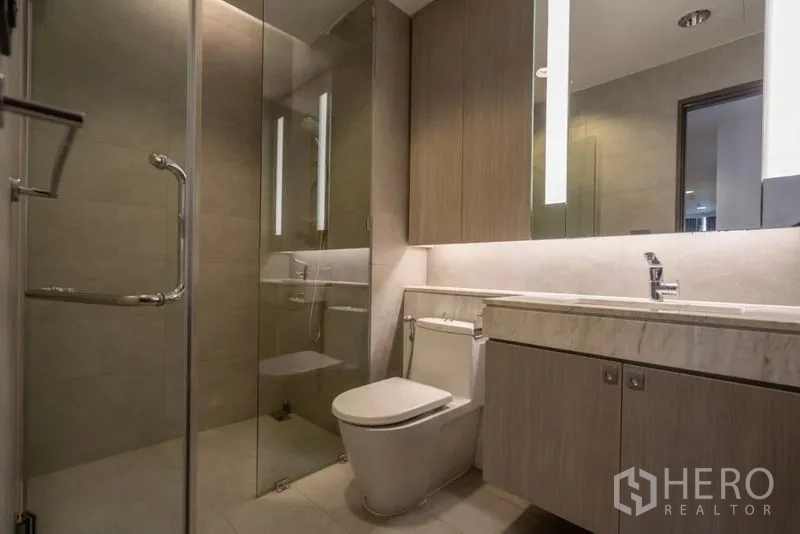 คอนโด ให้เช่าในKhlong Toei, Bangkok - ห้องน้ำแขกพร้อมตู้กระจก ฝักบัวกั้นกระจก อ่างล้างหน้ายาว และโถสุขภัณฑ์