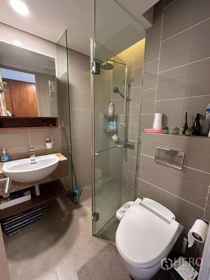 คอนโด ให้เช่าในWatthana, Bangkok - ห้องน้ำที่สองมีชาวเวอร์กระจก โถสุขภัณฑ์ และอ่างล้างหน้า