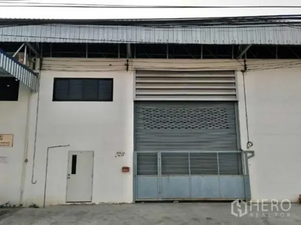 โรงงาน ให้เช่าในBang Phli, Samut Prakan - ด้านหน้าโรงงาน ประตูม้วนขนาดใหญ่ ช่องลม และทางเข้าขนถ่ายสินค้า ที่สมุทรปราการ