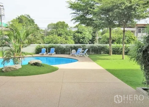 อพาร์ทเมนท์ ให้เช่าในKhlong Toei, Bangkok - พื้นที่ดาดสระพร้อมทางเดินโค้ง สนามหญ้า และต้นไม้ให้ร่มเงา